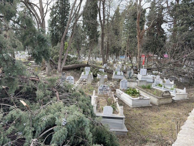 Fırtına Mezarlıkta Hasara Neden Oldu (1)