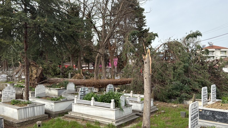 Fırtına Mezarlıkta Hasara Neden Oldu (2)