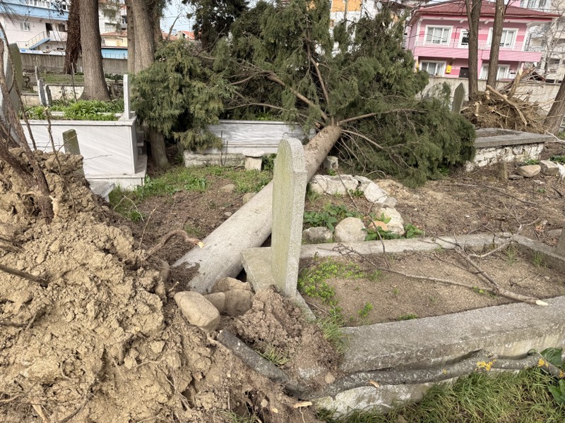 Fırtına Mezarlıkta Hasara Neden Oldu (3)