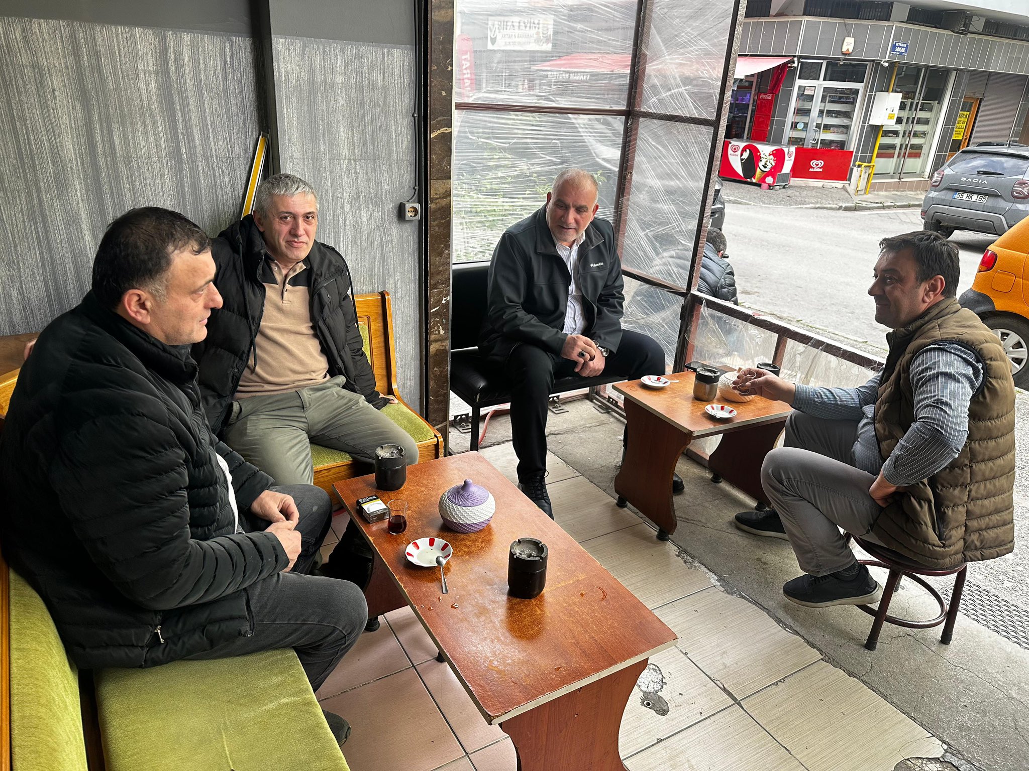 Başkan İbrahim Sandıkçı Karşıyaka Mahallesi'nde çay sohbetinde 