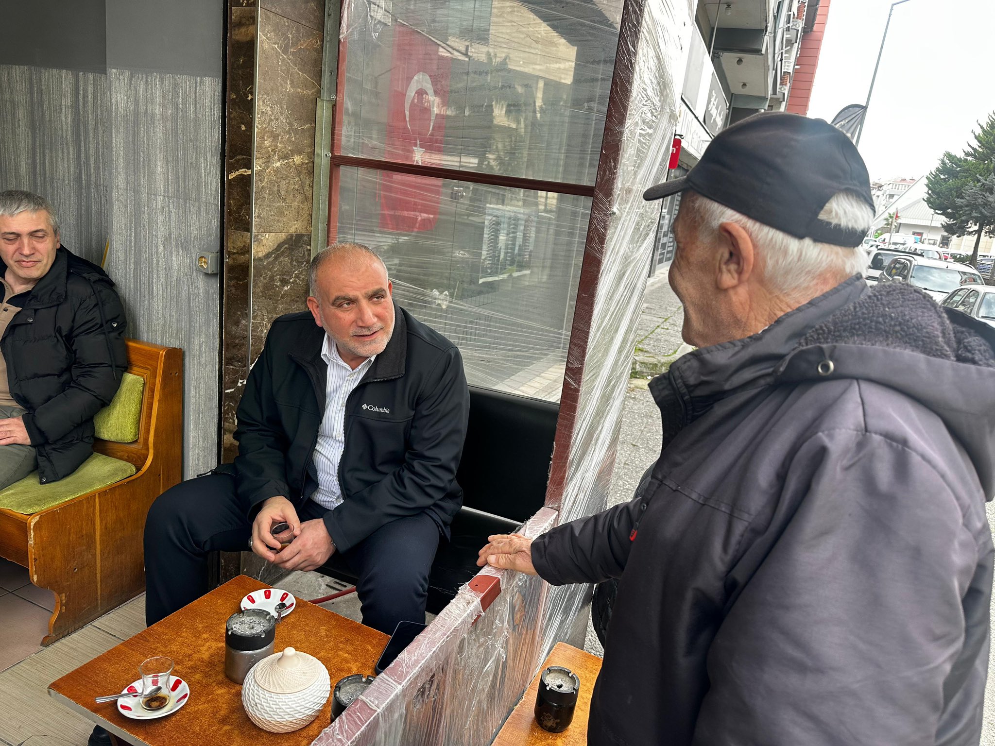 Başkan İbrahim Sandıkçı Karşıyaka Mahallesi'nde çay sohbetinde 