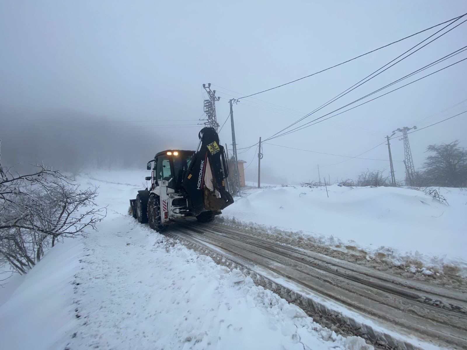 Canik'te kardan kapanan yollar açılıyor! 