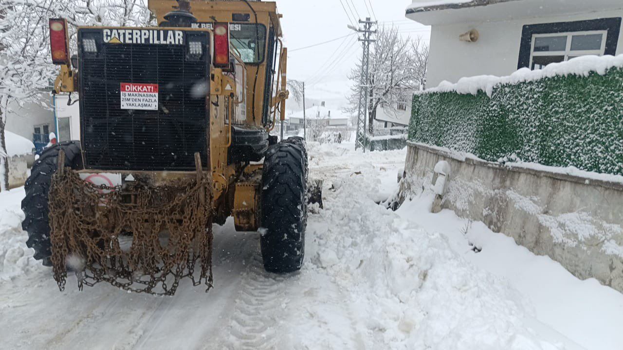 Canik'te kardan kapanan yollar açılıyor! 
