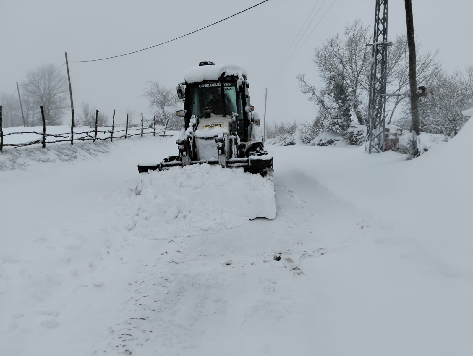 Canik'te kardan kapanan yollar açılıyor! 