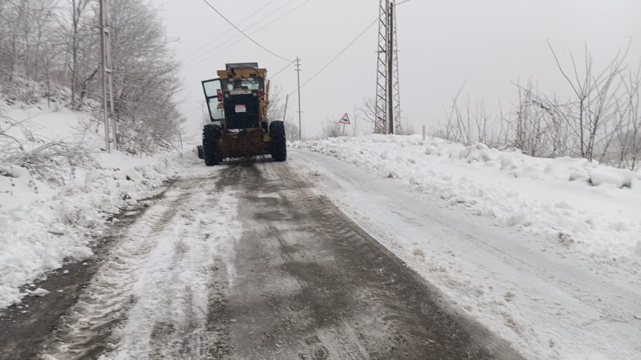 Canik'te kardan kapanan yollar açılıyor! 