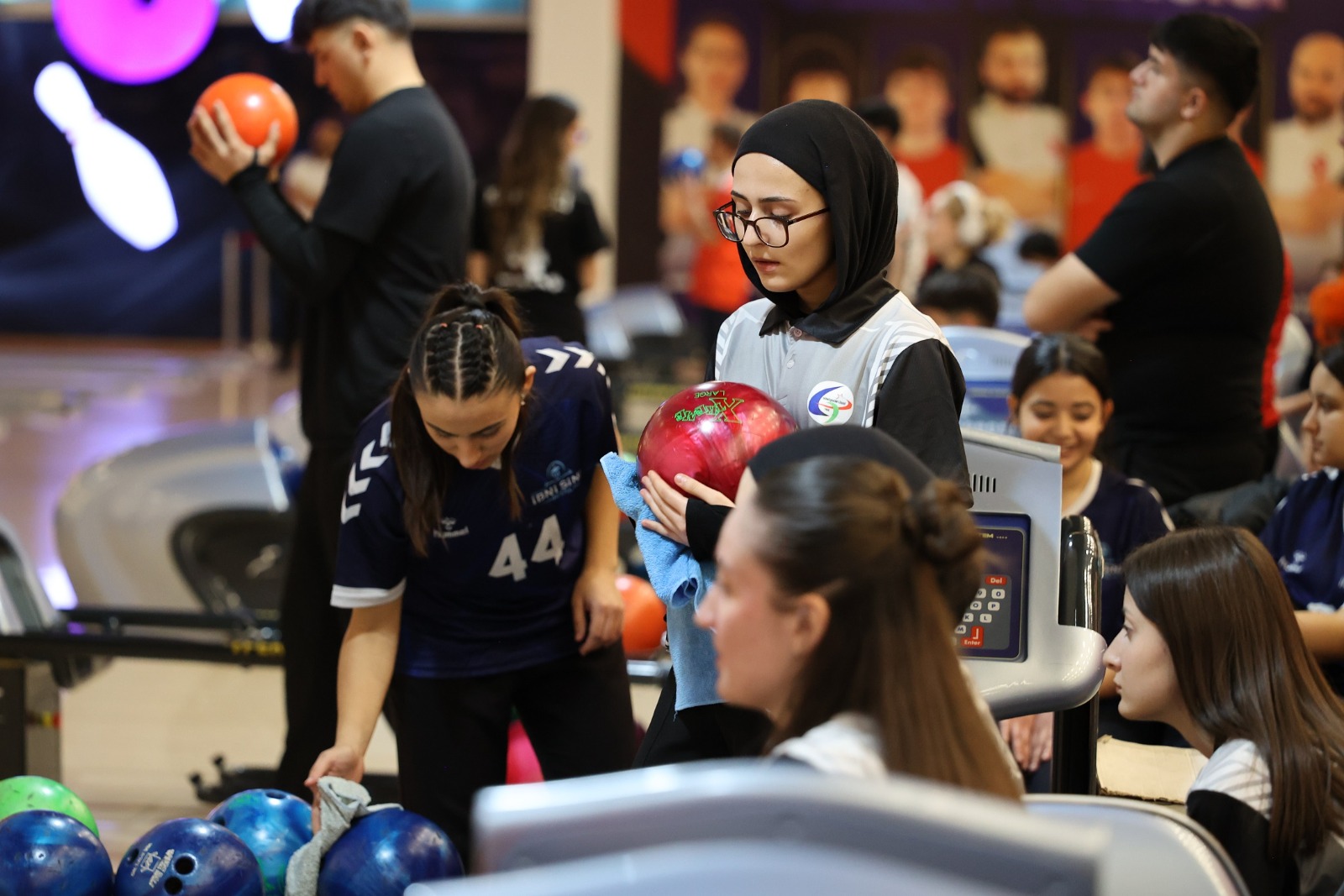 Alaçam'ın şampiyon kızları zirveyi bırakmadı!