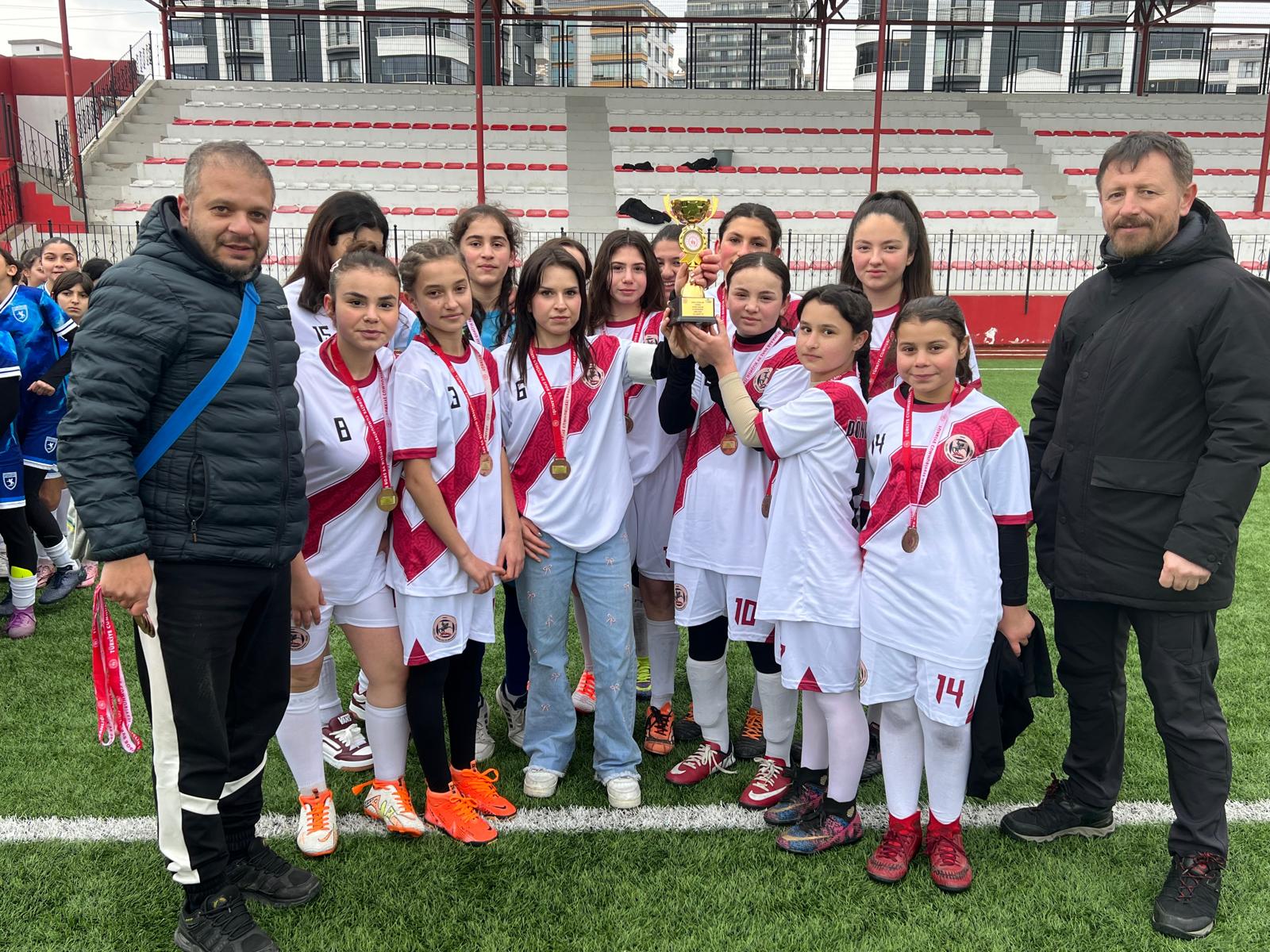 Şampiyonluk kupası Canik Tevfik İleri Ortaokul'una gitti 