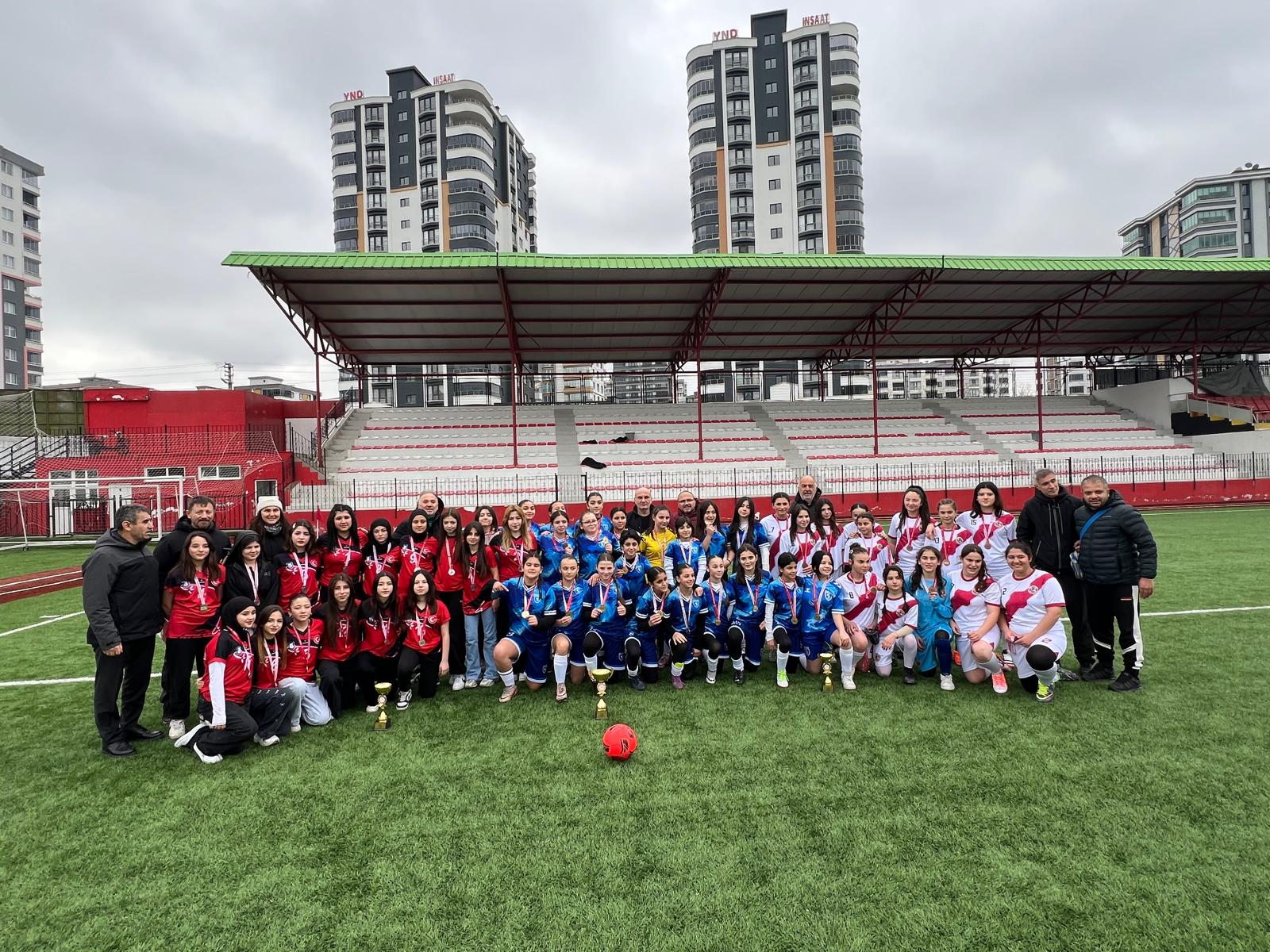 Şampiyonluk kupası Canik Tevfik İleri Ortaokul'una gitti 