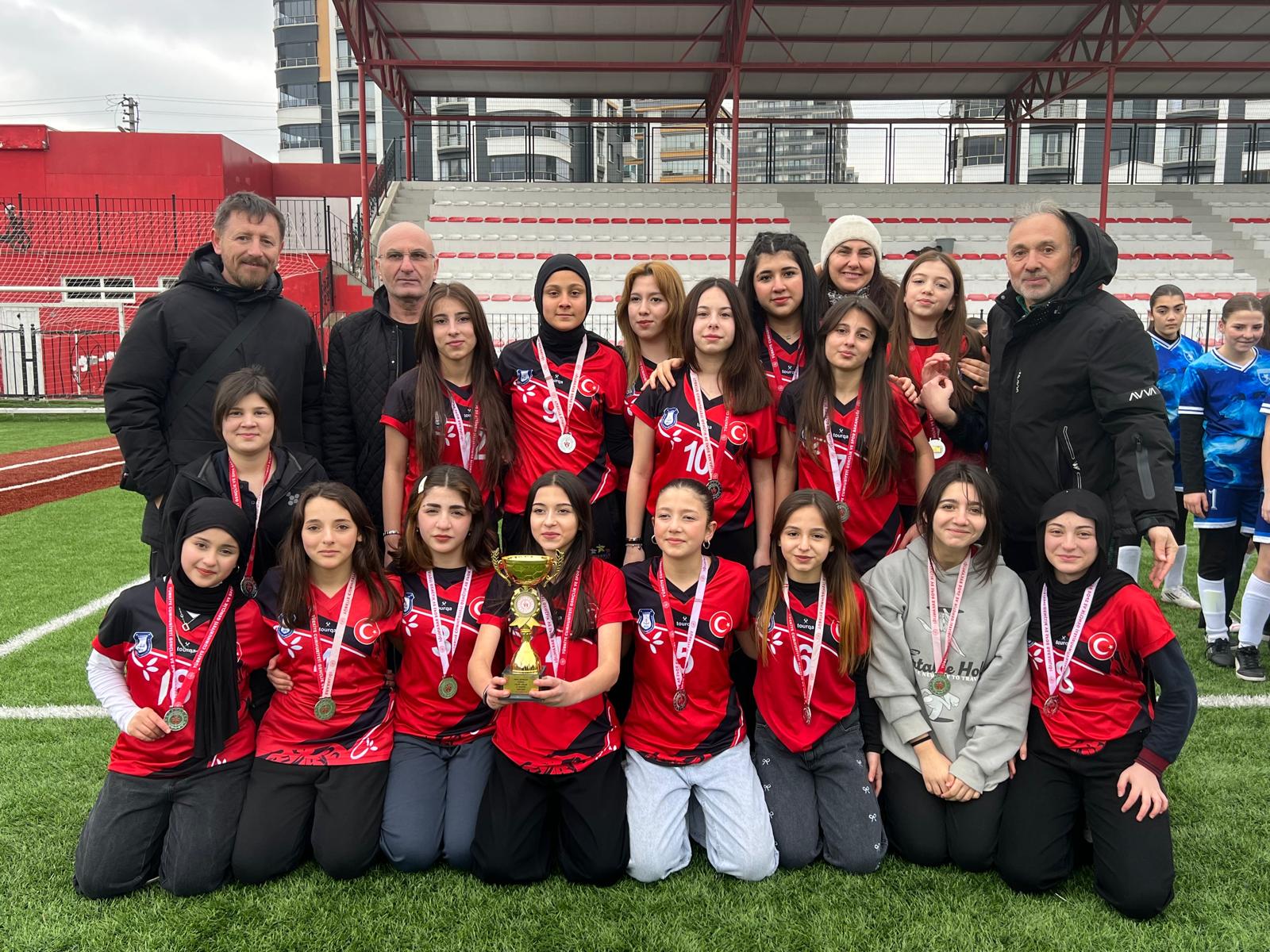 Şampiyonluk kupası Canik Tevfik İleri Ortaokul'una gitti 