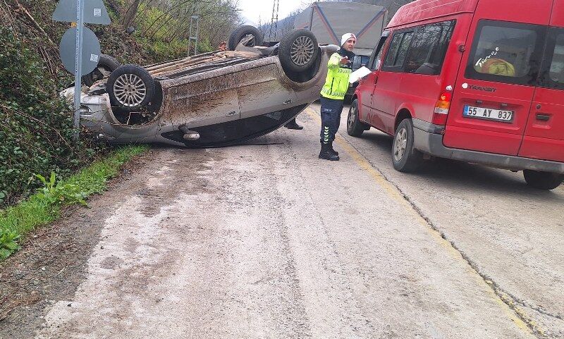 Samsun'da grup yolunda kaza! Araç ters döndü 