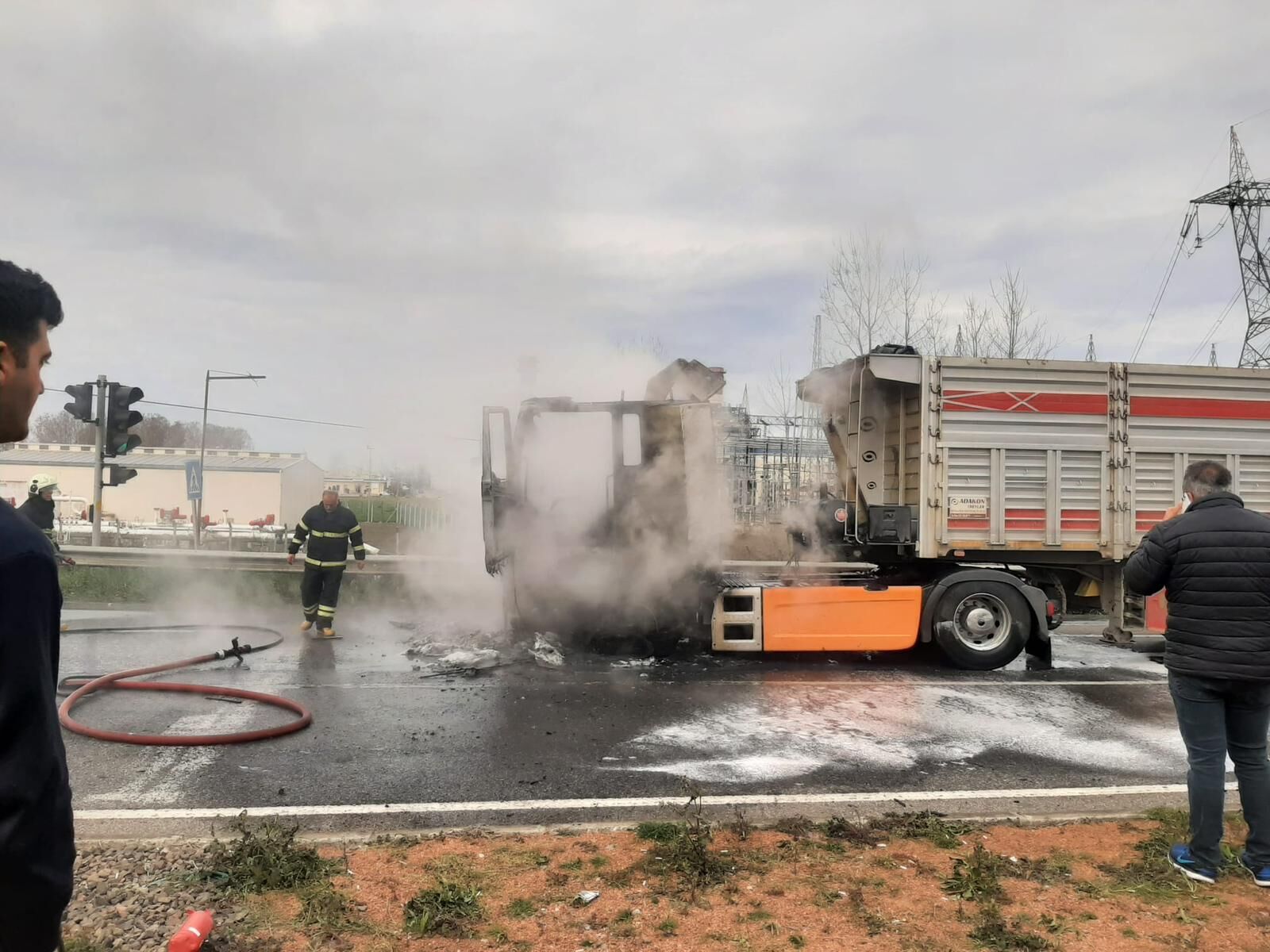 Samsun'da seyir halindeki tır alevlere teslim oldu!