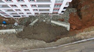 Trabzonda istinat duvarı çöktü! Evler molozla doldu 