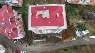 Trabzonda istinat duvarı çöktü! Evler molozla doldu 