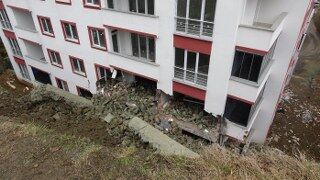 Trabzonda istinat duvarı çöktü! Evler molozla doldu 