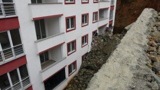 Trabzonda istinat duvarı çöktü! Evler molozla doldu 