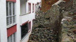 Trabzonda istinat duvarı çöktü! Evler molozla doldu 