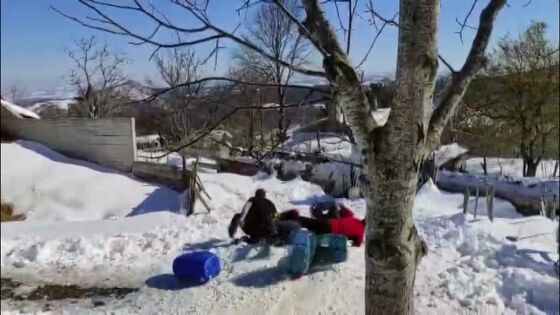 Samsun’da kar eğlencesi! Bidonla kayanlar görenleri şaşırttı