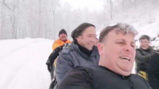 Samsun’da kar eğlencesi! Bidonla kayanlar görenleri şaşırttı