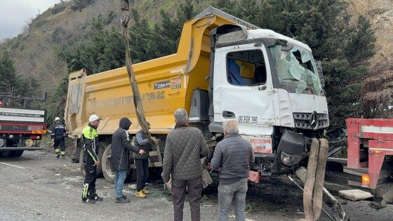 Samsun'da trafiği kilitleyen kaza! Ortalık savaş alanına döndü