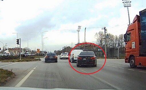 Samsun'da trafikte tehlikeli anlar! Faciaya kıl payı