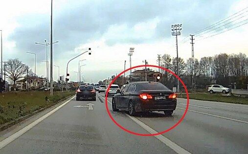 Samsun'da trafikte tehlikeli anlar! Faciaya kıl payı