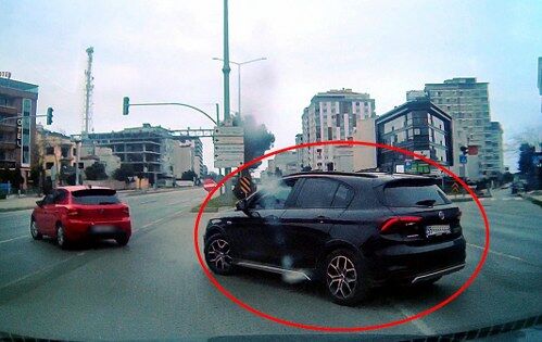 Samsun'da trafikte tehlikeli anlar! Faciaya kıl payı