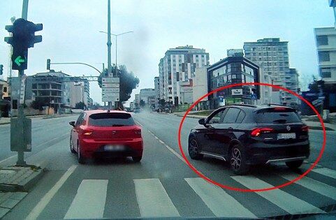 Samsun'da trafikte tehlikeli anlar! Faciaya kıl payı