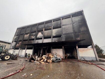 Trabzon'da fındık fabrikası alevlere teslim oldu!
