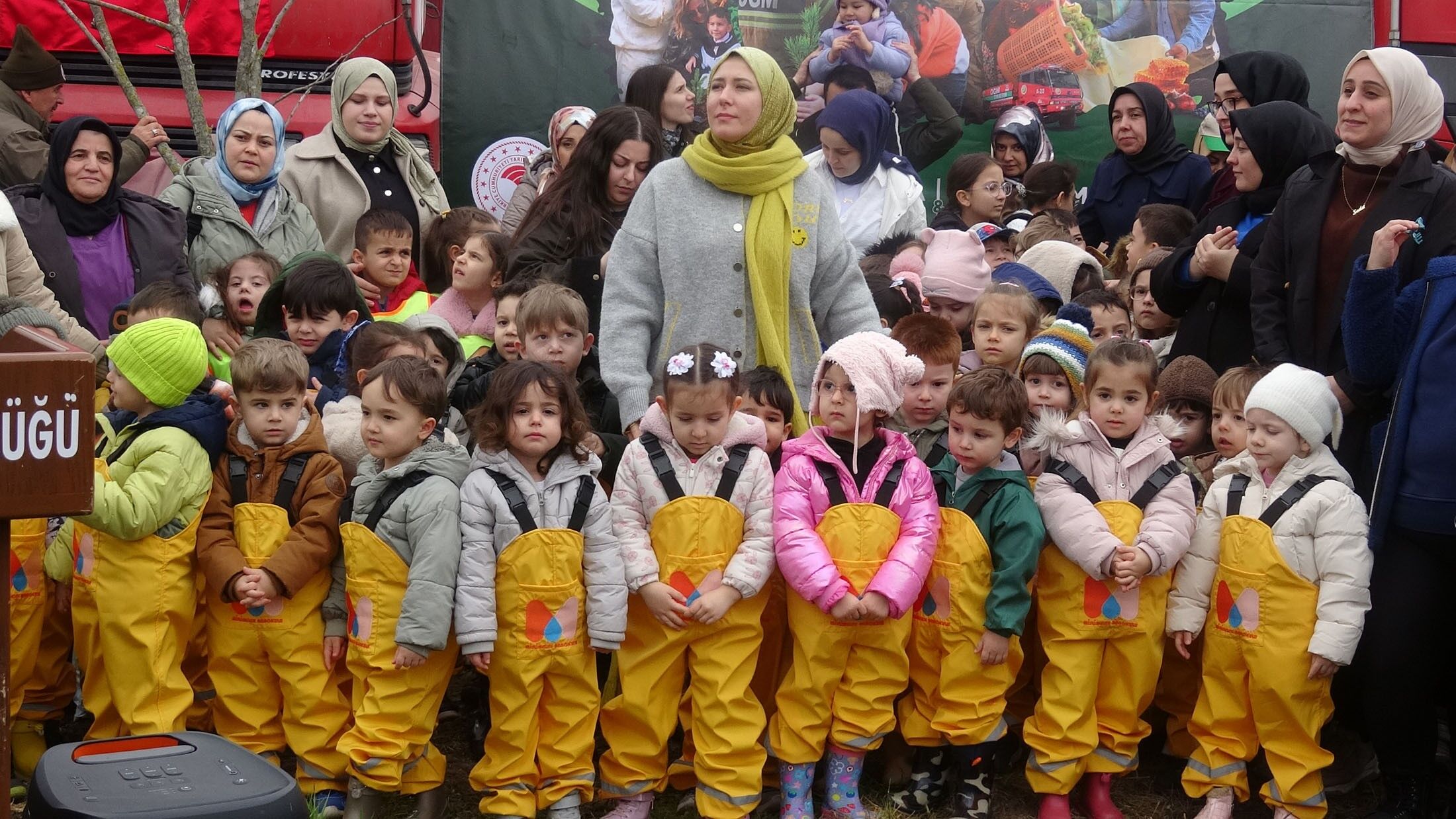 Bafra'da minik öğrenciler, Orman Haftası kapsamında düzenlenen etkinlikte fidanları toprakla buluşturarak doğaya can verdi. 