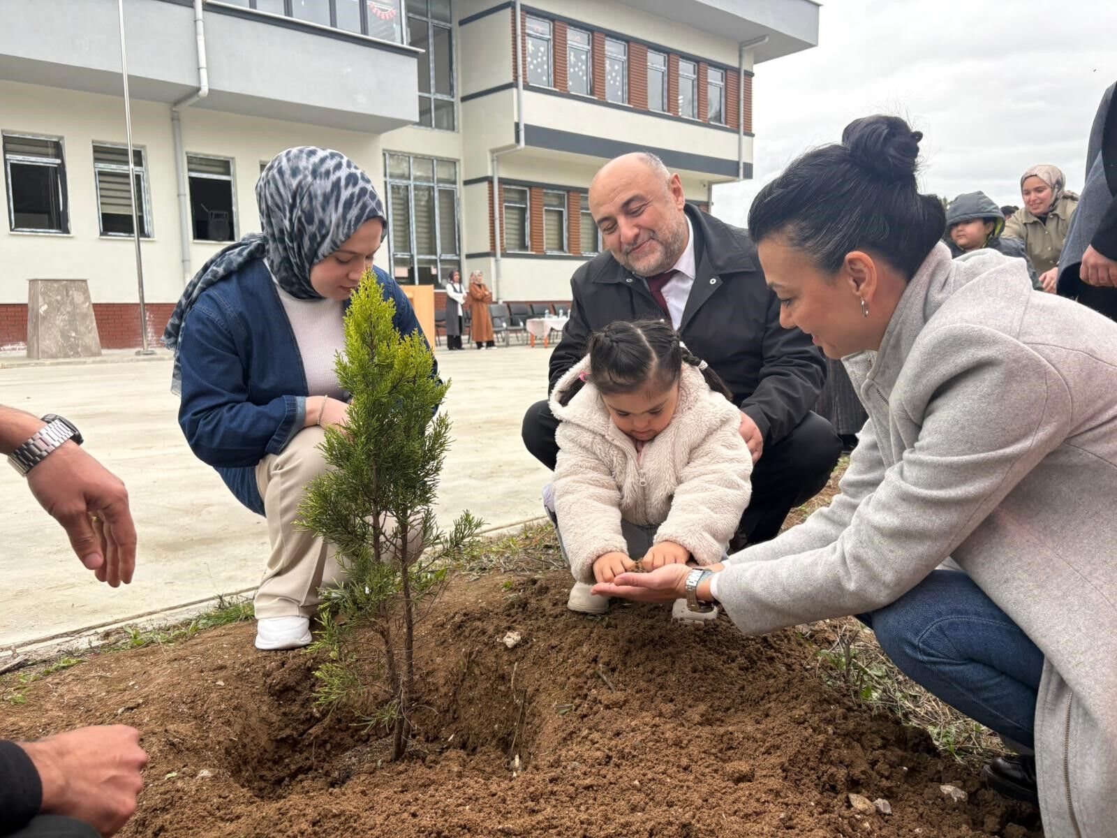 samsun haber:Samsun'da minik eller fidanları toprakla buluşturdu