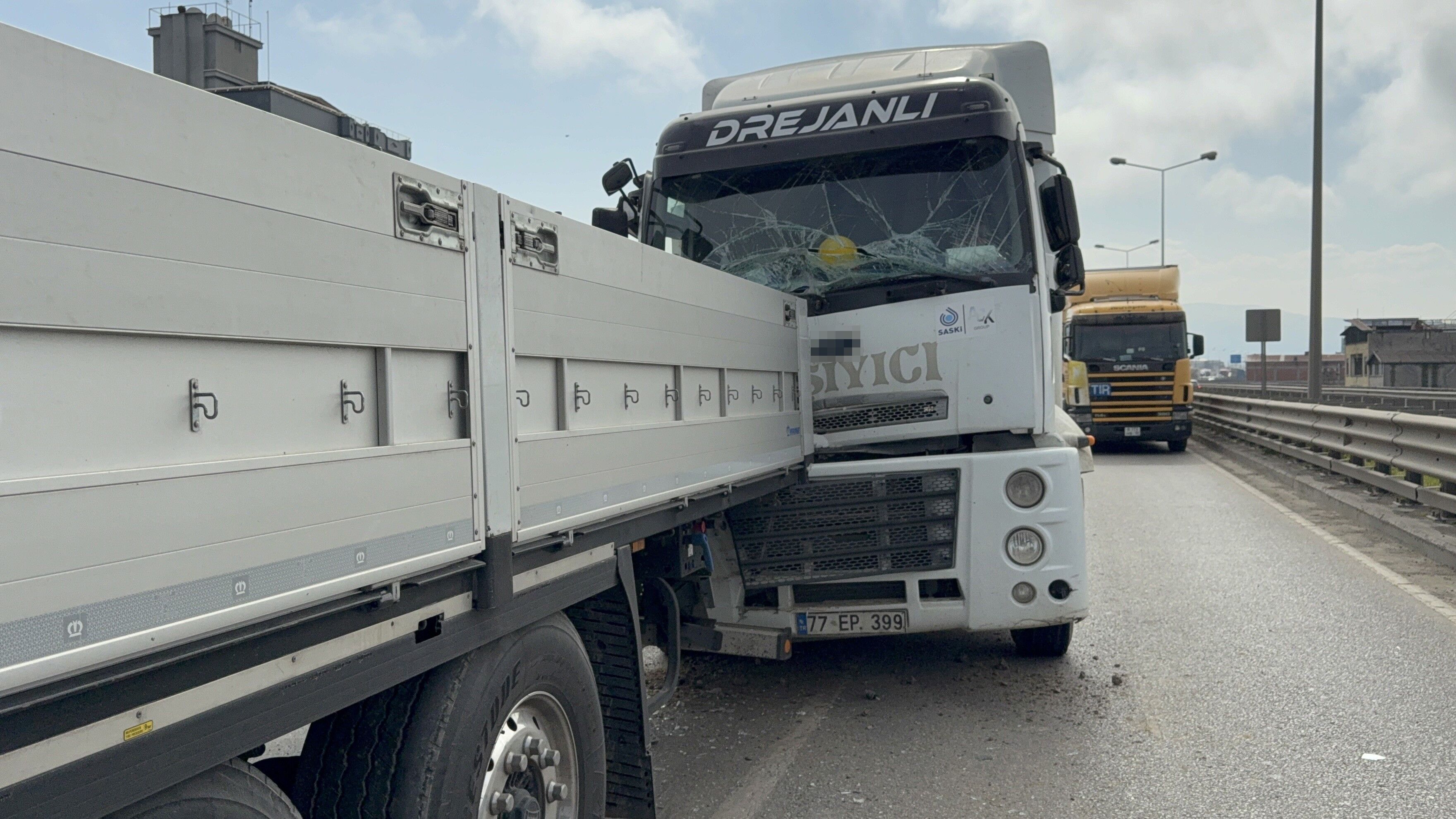 Samsun’un Canik ilçesi Belediyeevleri Mahallesi’nde viyadük üzerinde meydana gelen tır kazasında can kaybı ve yaralanma yaşanmazken, araçlarda maddi hasar oluştu.