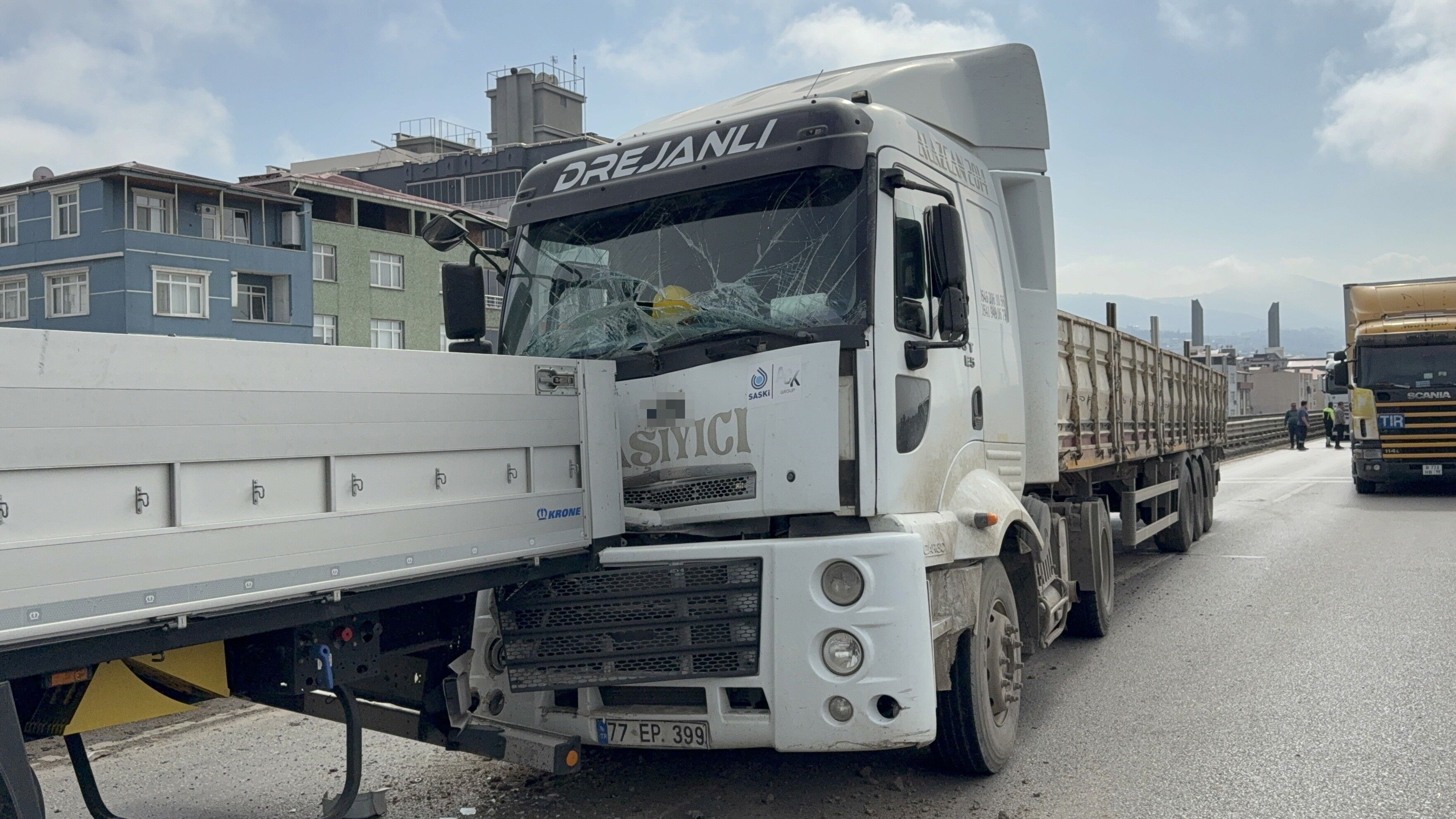 Samsun’un Canik ilçesi Belediyeevleri Mahallesi’nde viyadük üzerinde meydana gelen tır kazasında can kaybı ve yaralanma yaşanmazken, araçlarda maddi hasar oluştu.