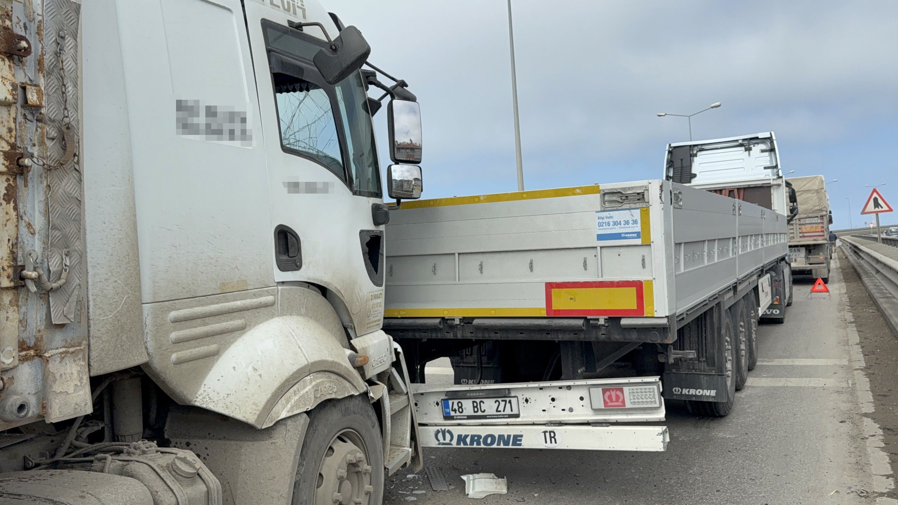 Samsun’un Canik ilçesi Belediyeevleri Mahallesi’nde viyadük üzerinde meydana gelen tır kazasında can kaybı ve yaralanma yaşanmazken, araçlarda maddi hasar oluştu.