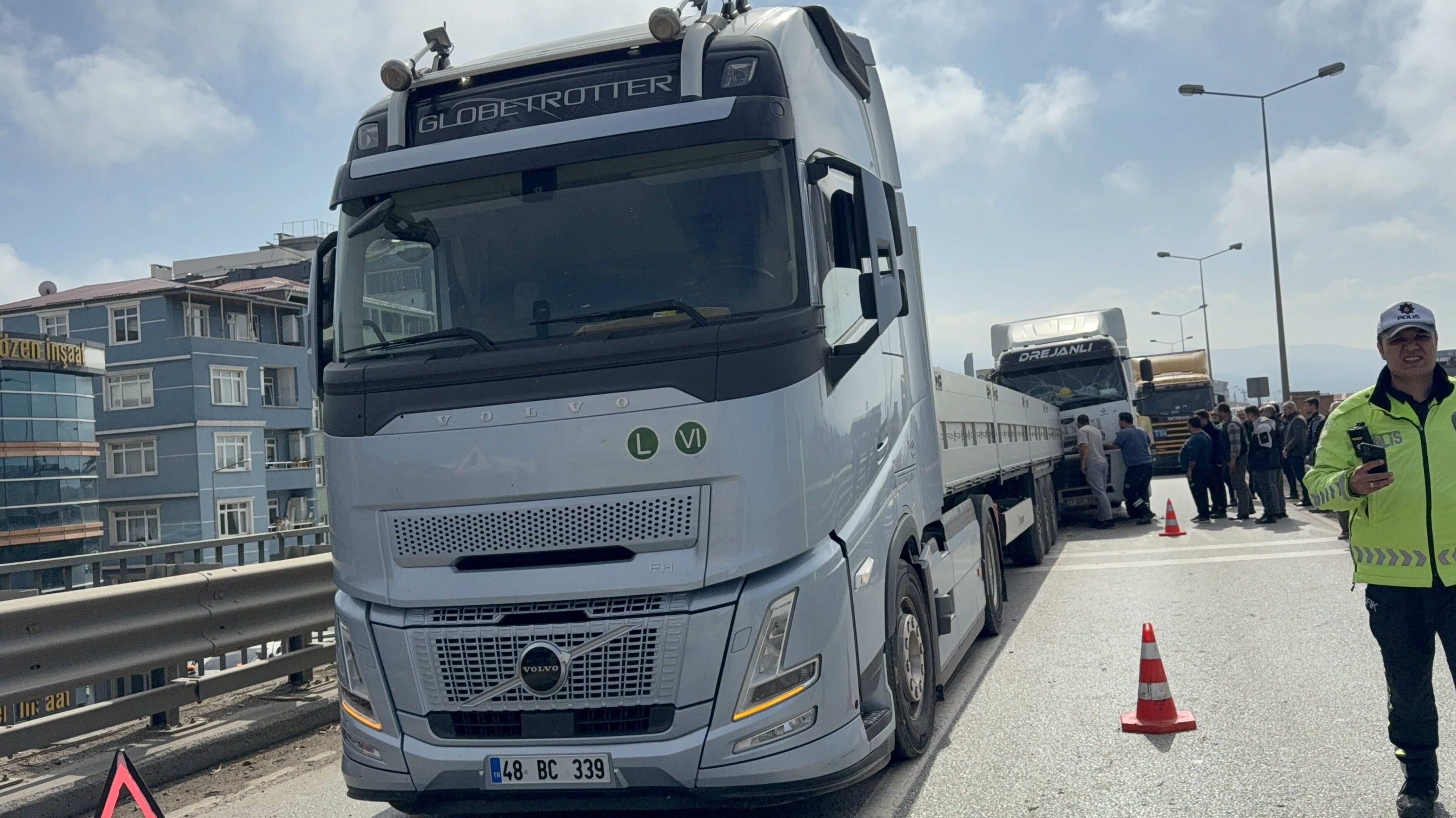 Samsun’un Canik ilçesi Belediyeevleri Mahallesi’nde viyadük üzerinde meydana gelen tır kazasında can kaybı ve yaralanma yaşanmazken, araçlarda maddi hasar oluştu.