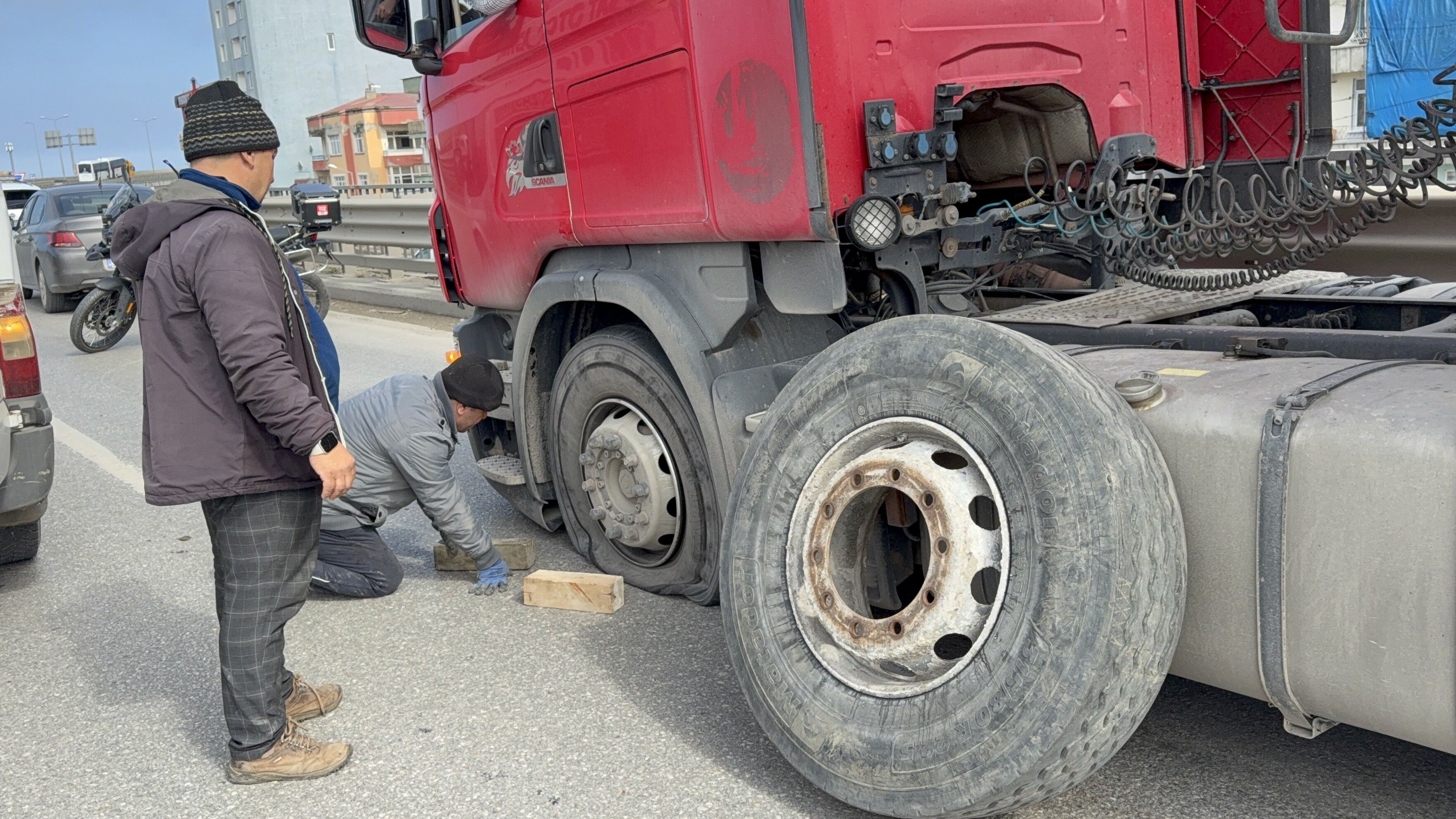 Samsun’un Canik ilçesi Belediyeevleri Mahallesi’nde viyadük üzerinde meydana gelen tır kazasında can kaybı ve yaralanma yaşanmazken, araçlarda maddi hasar oluştu.
