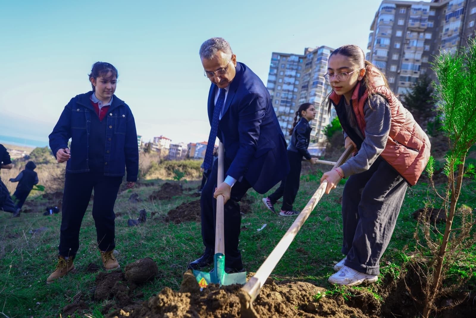 Samsun’un İlkadım ilçesinde Orman Haftası kapsamında düzenlenen etkinlikte, öğrencilerle birlikte 135 fidan dikilerek geleceğe yeşil bir miras bırakıldı.