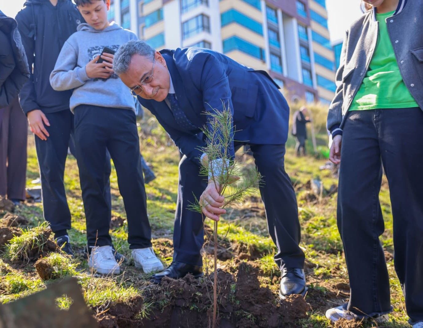 Samsun’un İlkadım ilçesinde Orman Haftası kapsamında düzenlenen etkinlikte, öğrencilerle birlikte 135 fidan dikilerek geleceğe yeşil bir miras bırakıldı.