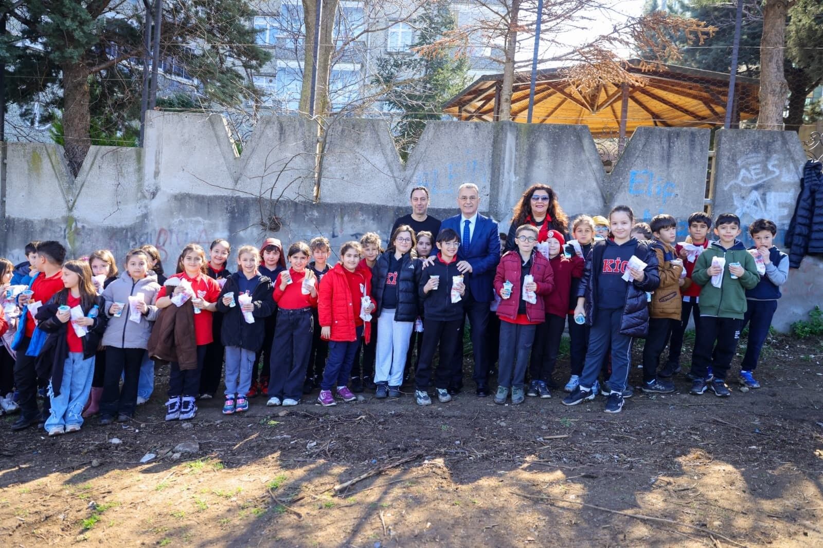 Samsun’un İlkadım ilçesinde Orman Haftası kapsamında düzenlenen etkinlikte, öğrencilerle birlikte 135 fidan dikilerek geleceğe yeşil bir miras bırakıldı.
