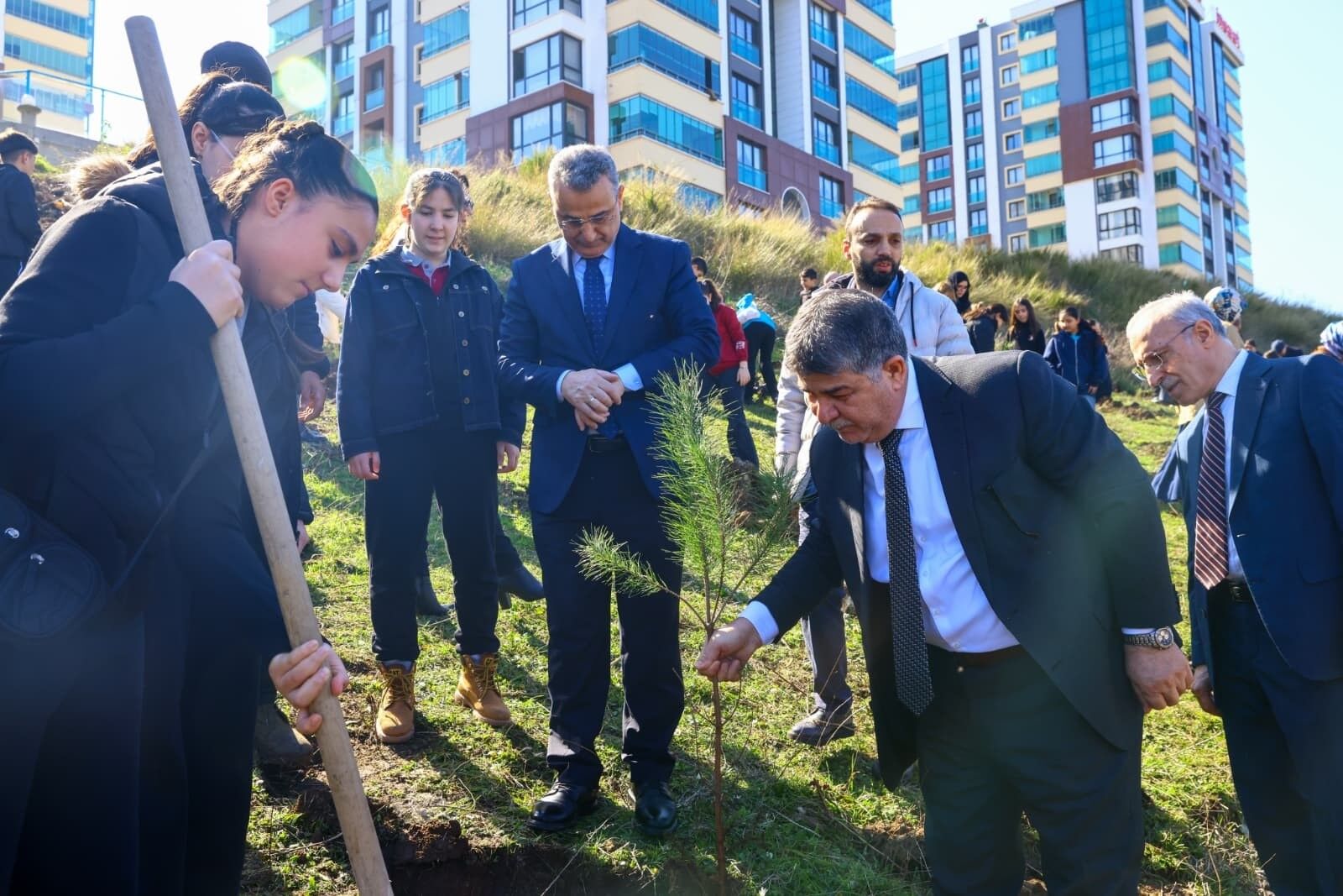Samsun’un İlkadım ilçesinde Orman Haftası kapsamında düzenlenen etkinlikte, öğrencilerle birlikte 135 fidan dikilerek geleceğe yeşil bir miras bırakıldı.