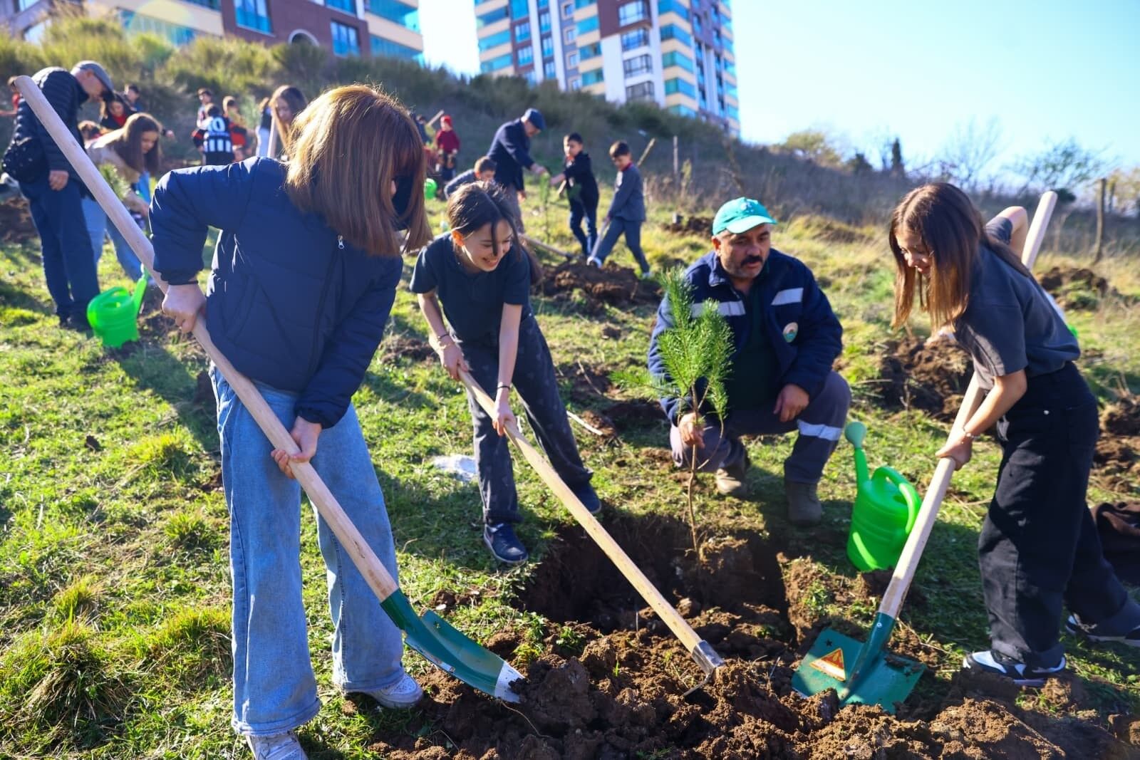 Samsun’un İlkadım ilçesinde Orman Haftası kapsamında düzenlenen etkinlikte, öğrencilerle birlikte 135 fidan dikilerek geleceğe yeşil bir miras bırakıldı.