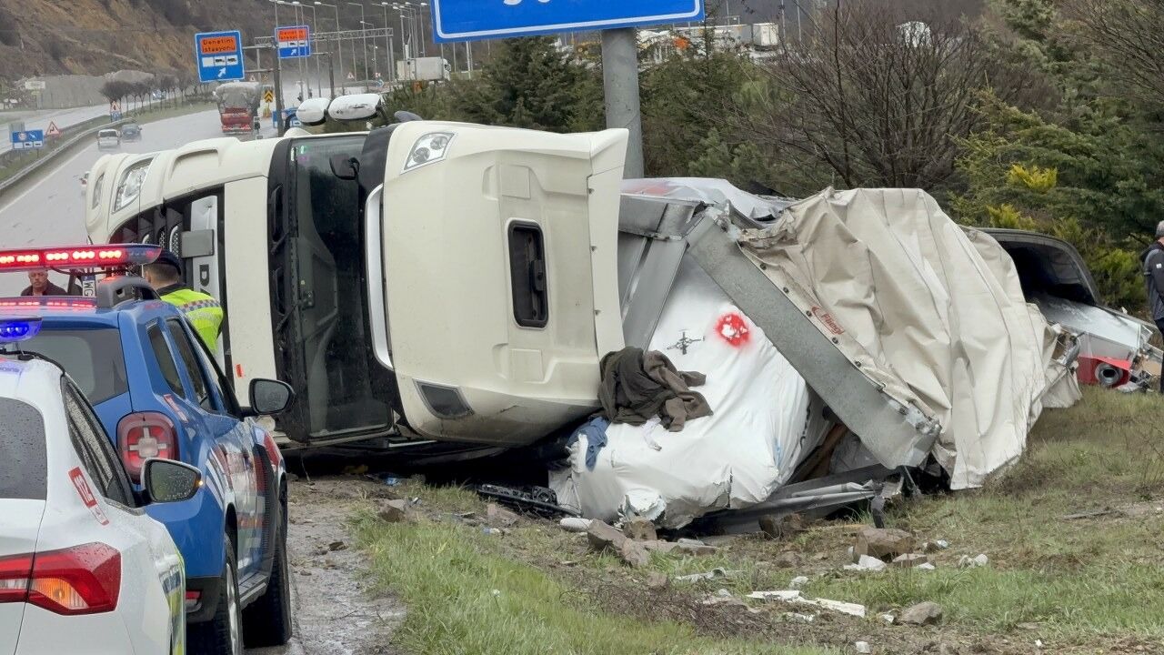 samsun haber:Samsun’da kontrolden çıkan tır devrildi! Sürücü hastanelik oldu