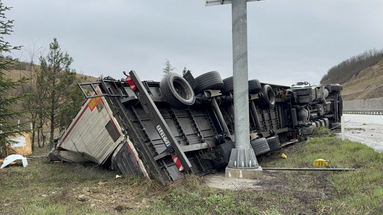 samsun haber:Samsun’da kontrolden çıkan tır devrildi! Sürücü hastanelik oldu