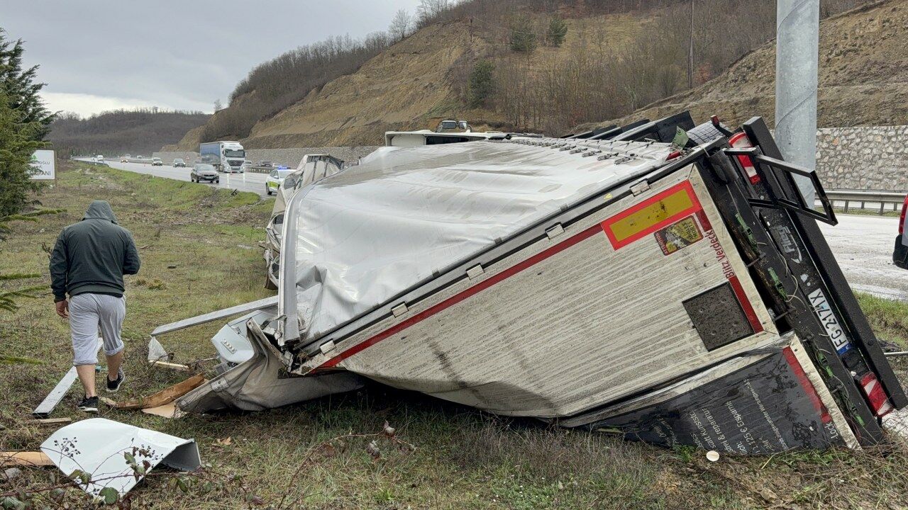 samsun haber:Samsun’da kontrolden çıkan tır devrildi! Sürücü hastanelik oldu