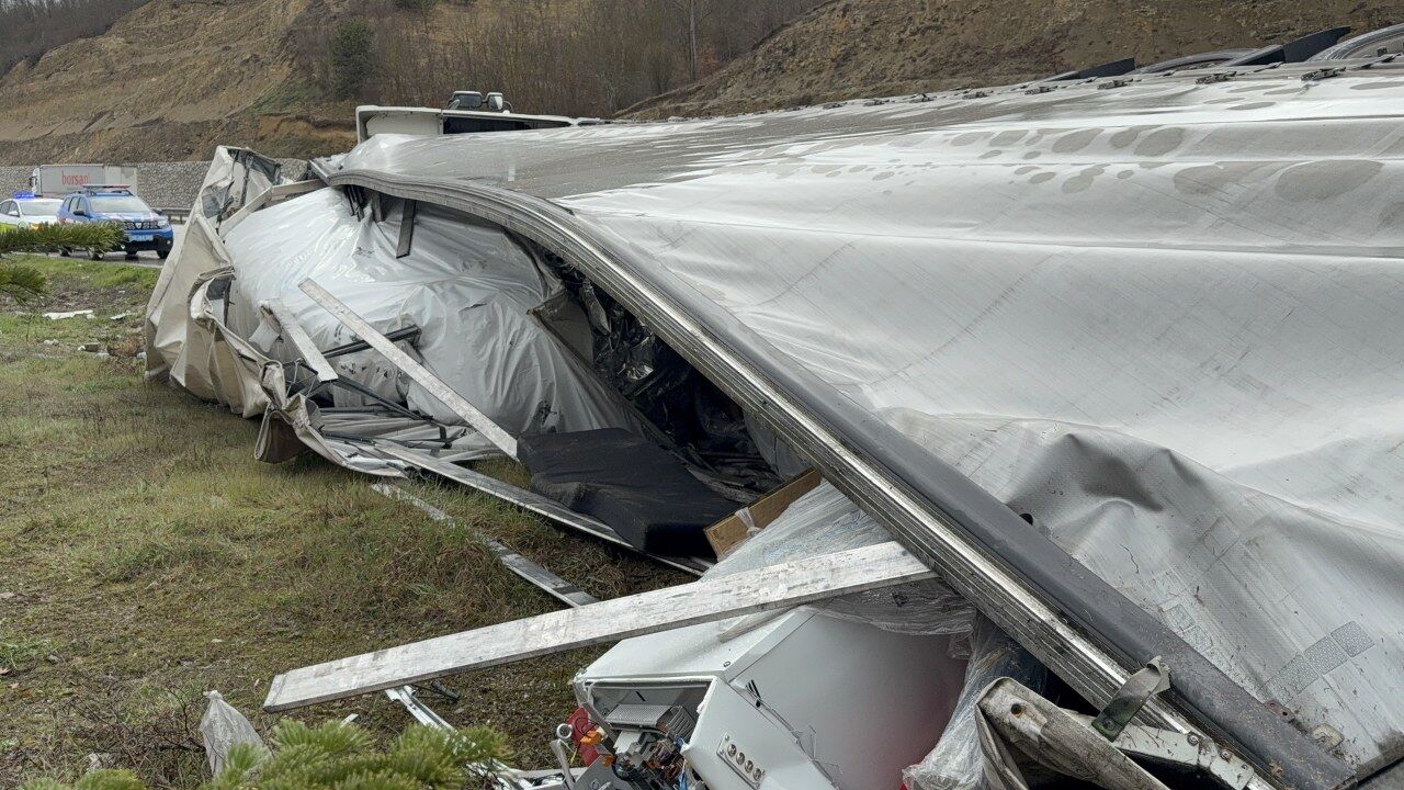 samsun haber:Samsun’da kontrolden çıkan tır devrildi! Sürücü hastanelik oldu