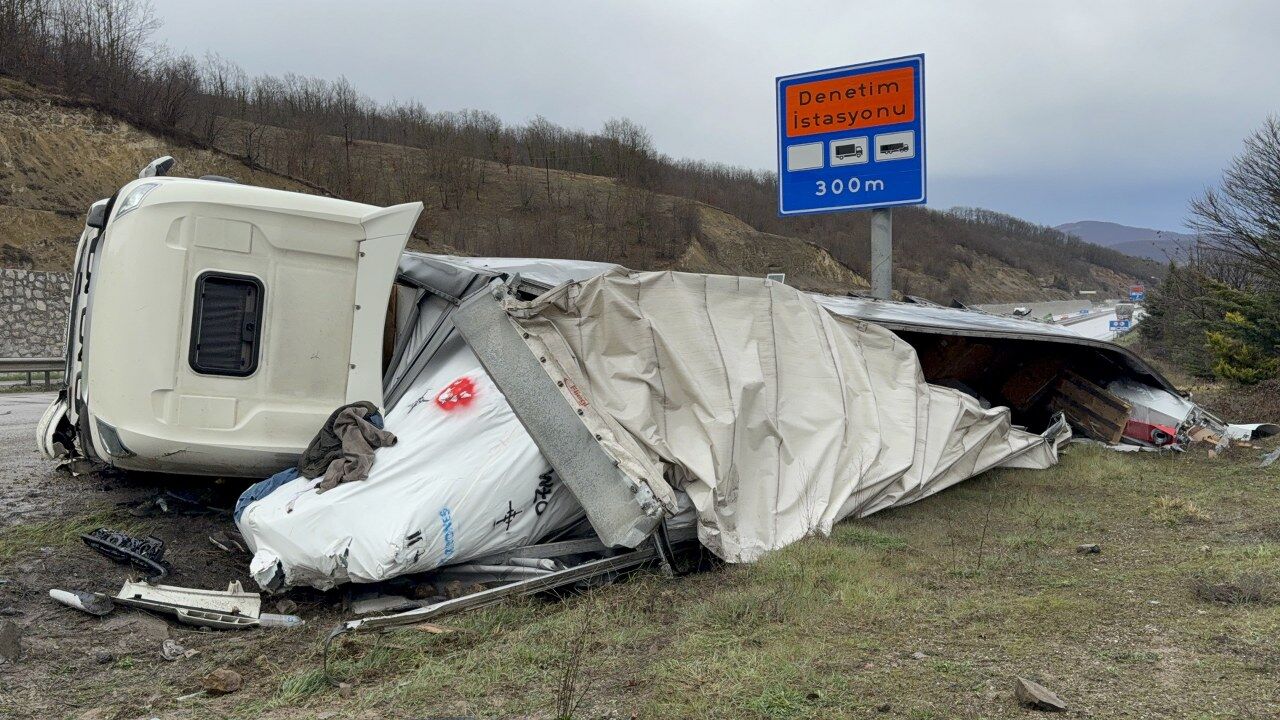 samsun haber:Samsun’da kontrolden çıkan tır devrildi! Sürücü hastanelik oldu
