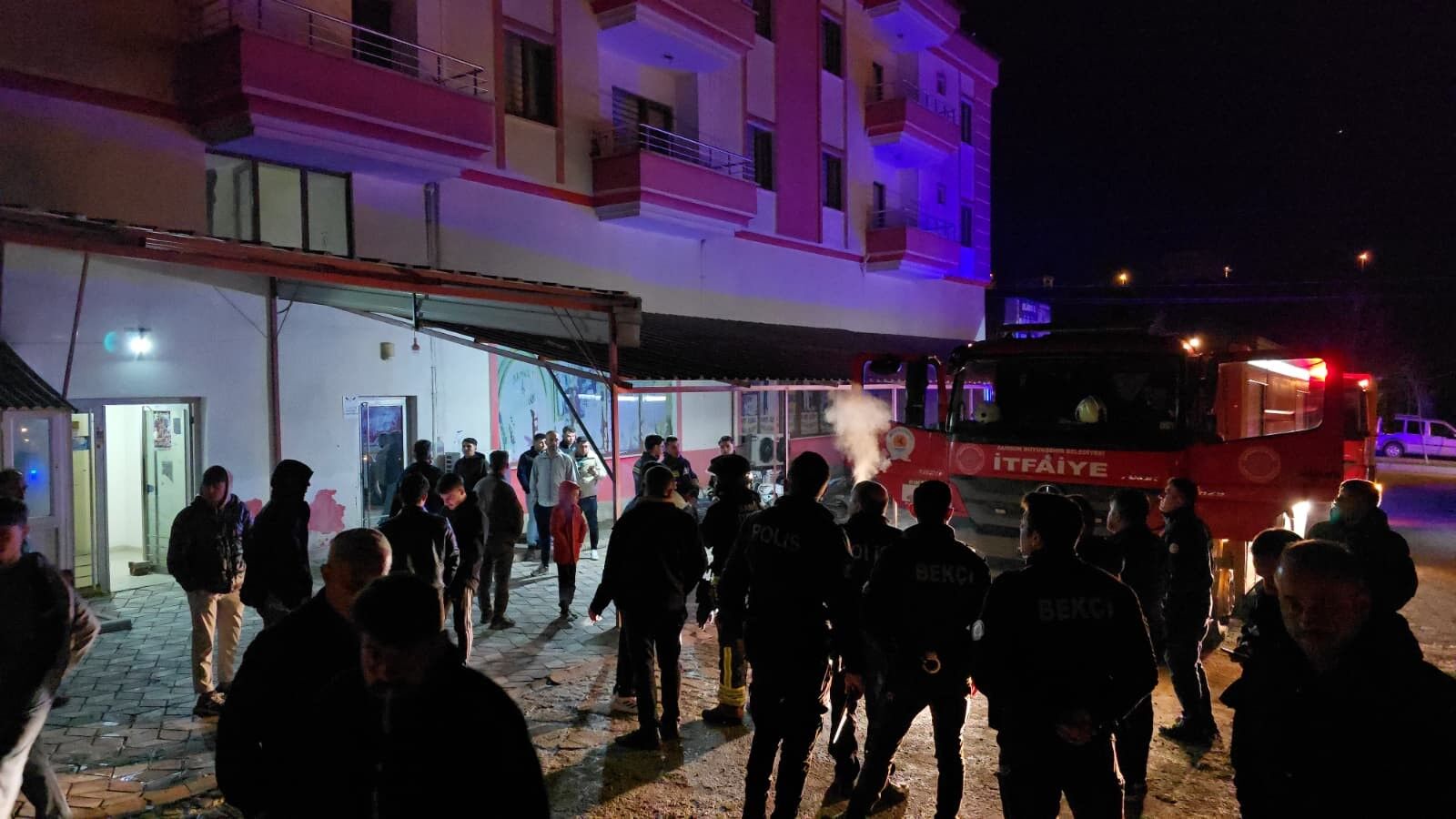 samsun haber: Samsun'da gece yarısı apartta panik! 25 öğrenci için zamanla yarış 