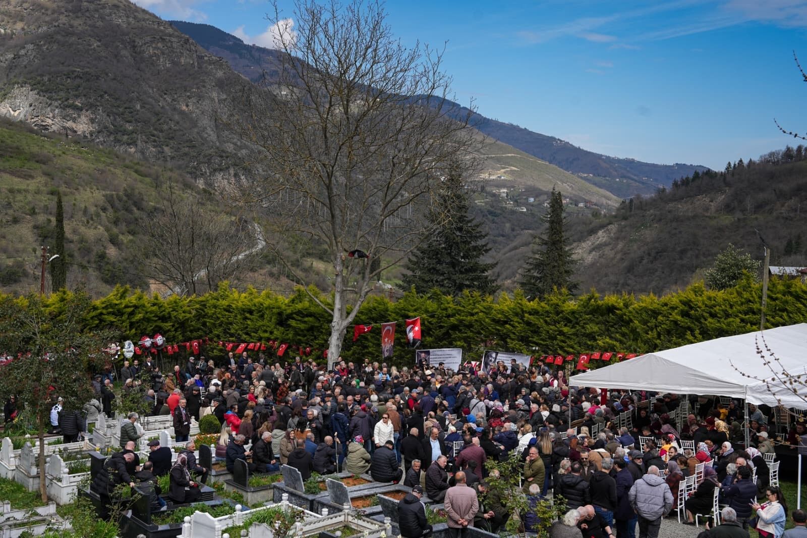 Sanatçı Volkan Konak ölümünün 1. yıldönümünde mezarı başında anıldı