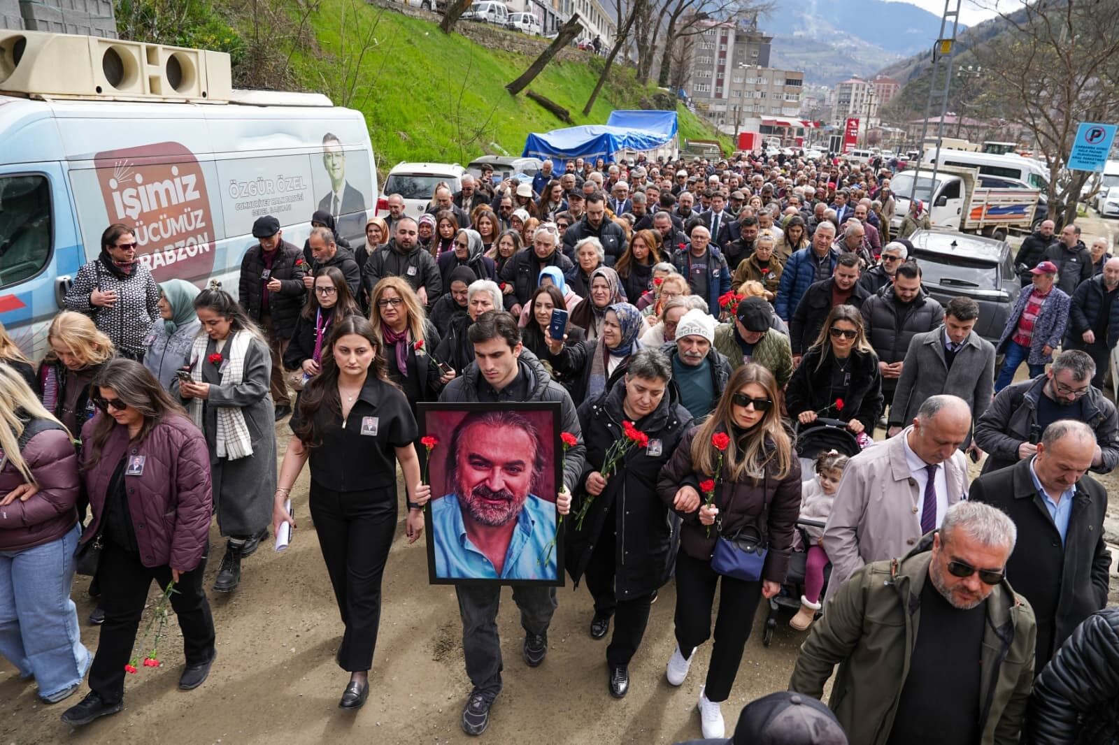Sanatçı Volkan Konak ölümünün 1. yıldönümünde mezarı başında anıldı