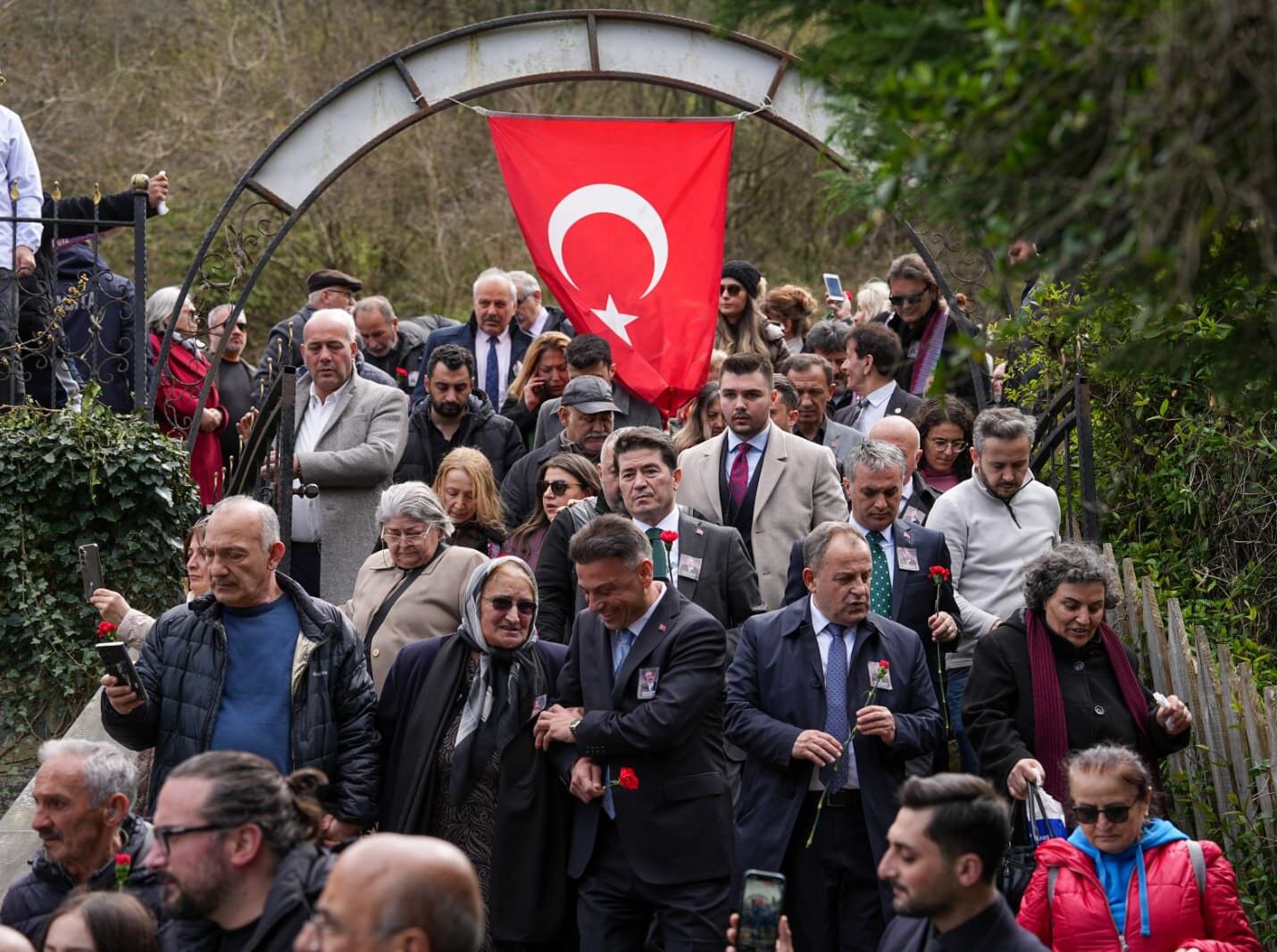 Sanatçı Volkan Konak ölümünün 1. yıldönümünde mezarı başında anıldı