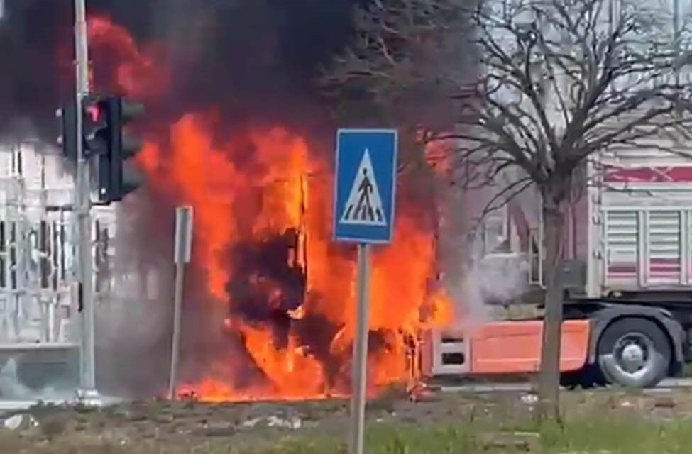 Samsun'da seyir halindeki tır alevlere teslim oldu!